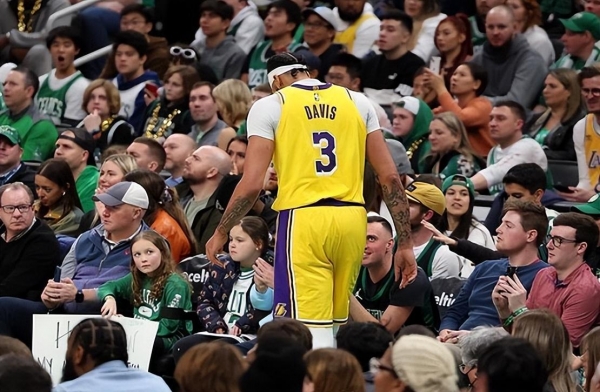 湖人逆转四川队，塔图姆关键制胜